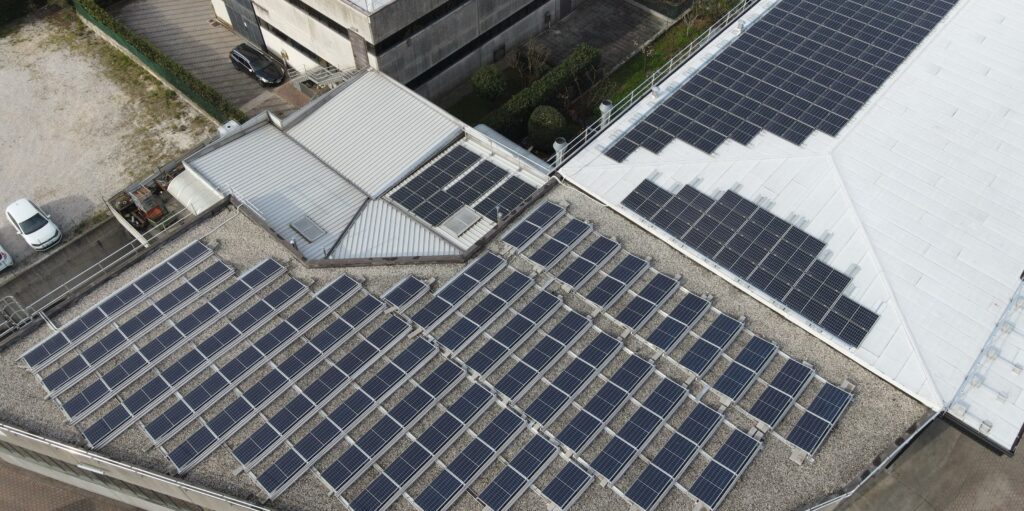 Vista aerea di un impianto fotovoltaico residenziale installato da Inventa Rinnovabili