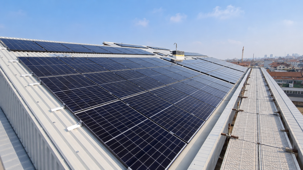 Impianto fotovoltaico industriale su copertura di capannone in lamiera